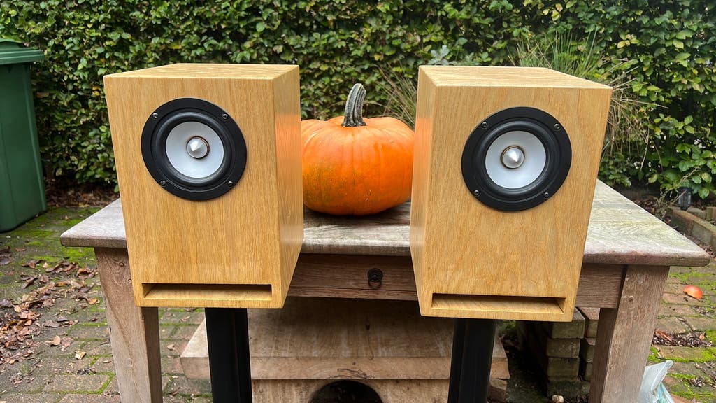 Tang Band W4-657 Custom Monitor Luidsprekers inclusief Stands